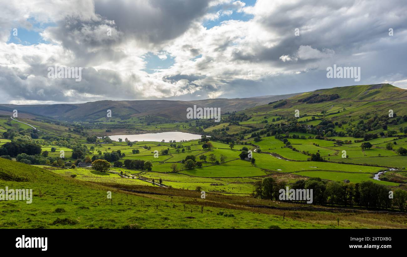 Une vue sur l'eau de Semer et les paysages luxuriants des Yorkshire Dales, mettant en valeur les collines verdoyantes et un lac tranquille au loin. Banque D'Images