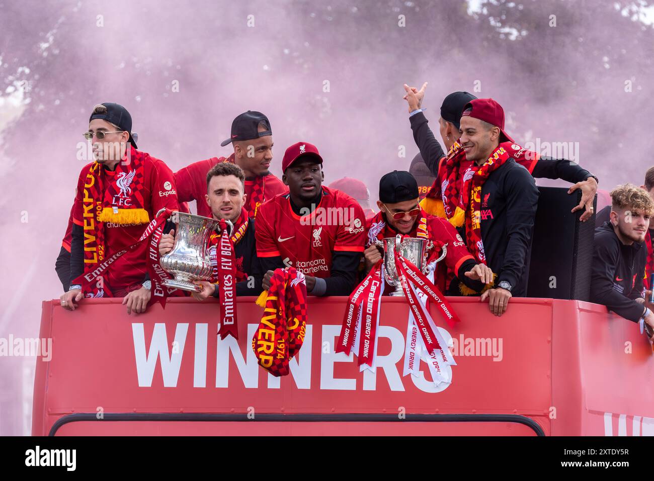 Défilé de la victoire du Liverpool Football Club dans les rues de la ville pour célébrer les victoires de la Coupe Carabao et de la Coupe FA. Joueurs sur le bus à toit ouvert Banque D'Images