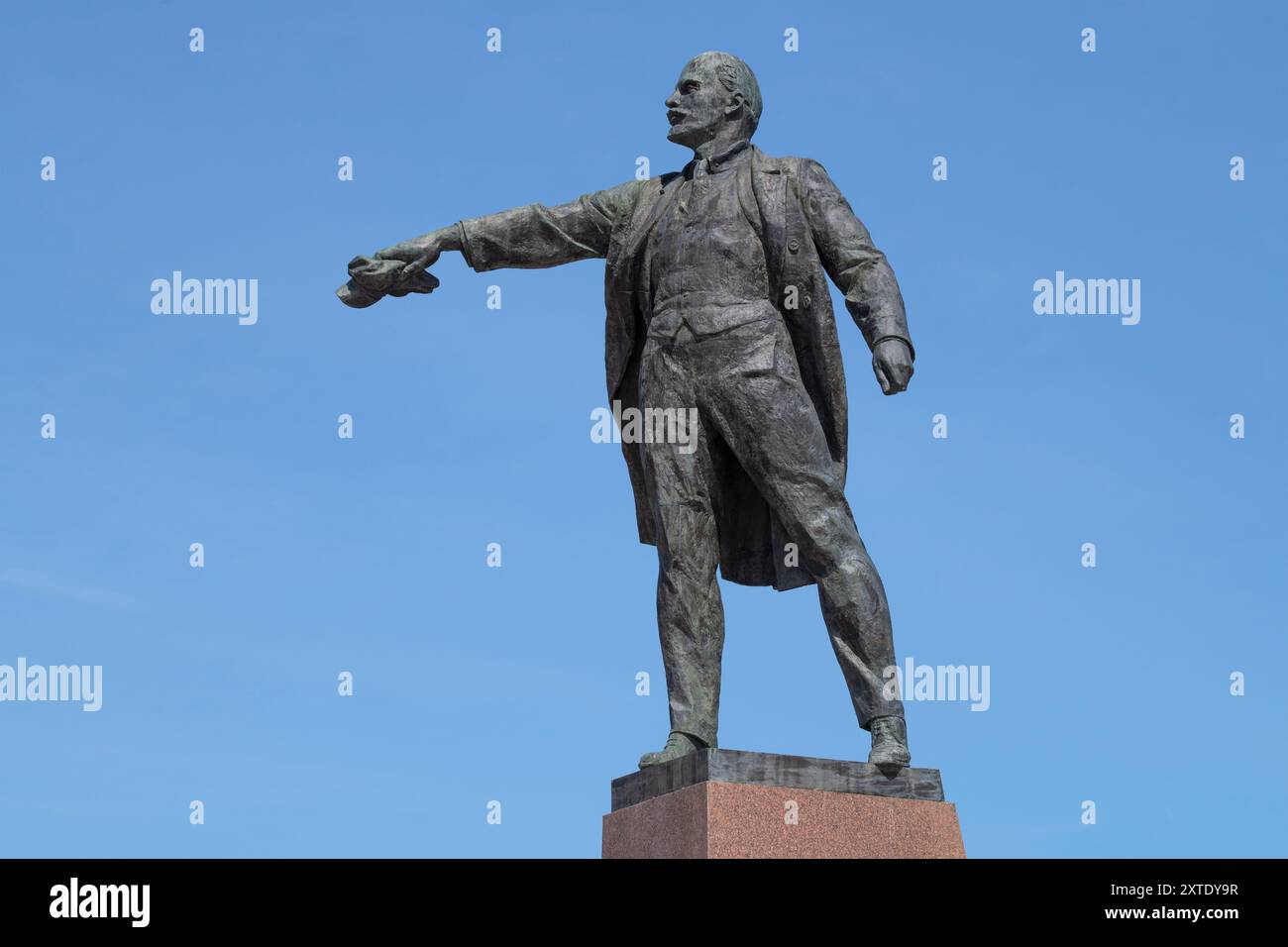 SAINT-PÉTERSBOURG, RUSSIE - 30 JUIN 2024 : Monument à V.I. Lénine sur la place de Moscou sur fond de ciel bleu Banque D'Images