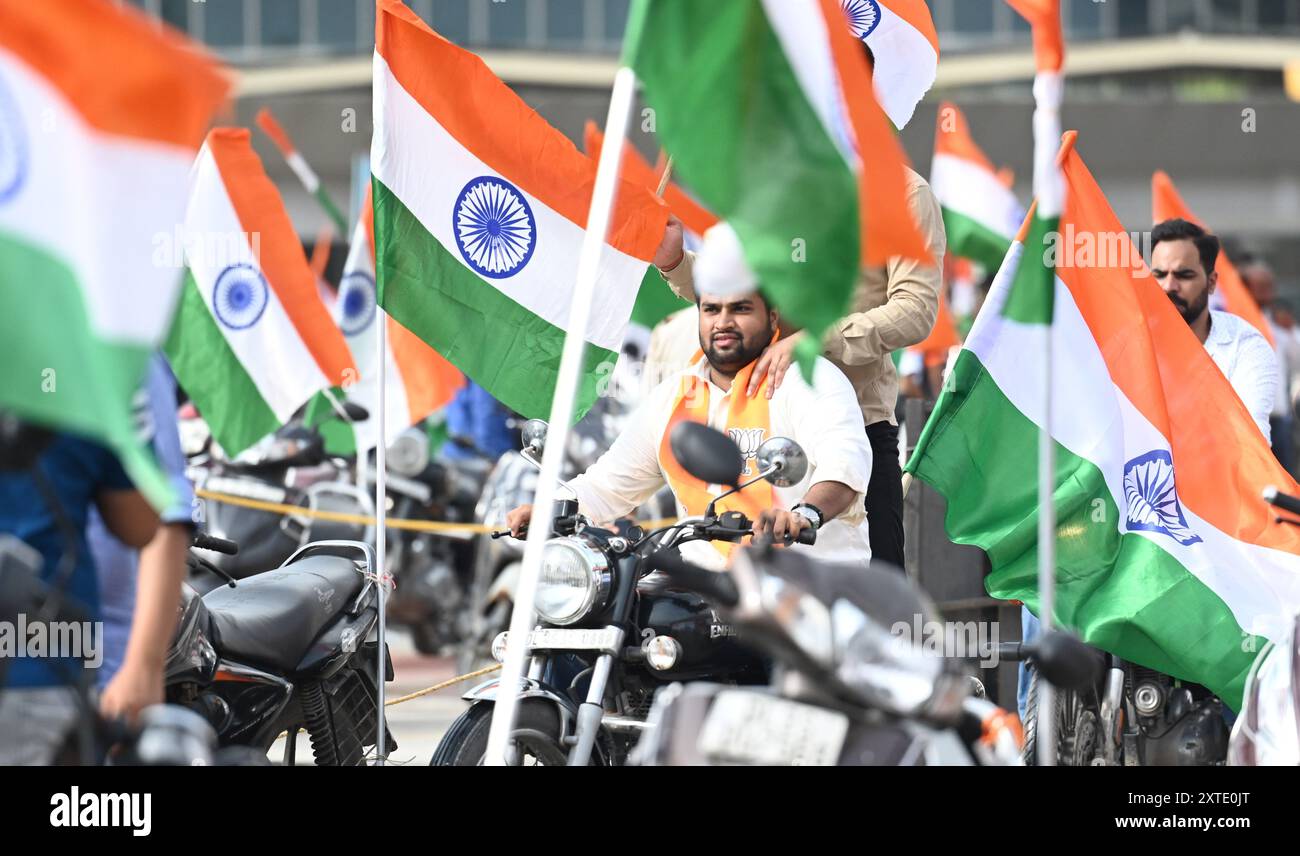 New Delhi, Inde. 13 août 2024. NEW DELHI, INDE - 13 AOÛT : les gens participent au Rallye vélo Har Ghar Tiranga annoncé par le vice-président Jagdeep Dhankhar avant la 78e Journée de l'indépendance, à Bharat Mandapam le 13 août 2024 à New Delhi, en Inde. (Photo de Raj K Raj/Hindustan Times/Sipa USA) crédit : Sipa USA/Alamy Live News Banque D'Images