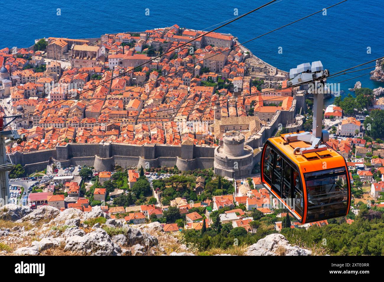 DUBROVNIK, CROATIE - 24 JUIN 2024 : le téléphérique de Dubrovnik emmène les visiteurs dans un trajet de 4 minutes de 778 mètres jusqu'à un plateau de Moutain SRD qui offre des vues Banque D'Images