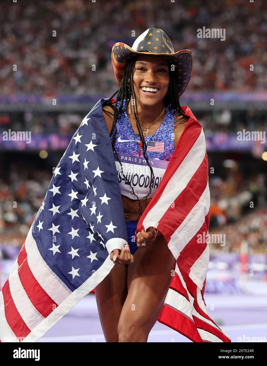 PARIS, FRANCE - 08 AOÛT : Tara Davis Woodhall de Team United States célèbre la finale du saut en longueur féminin le treizième jour des Jeux Olympiques de Paris 2024 au stade de France le 08 août 2024 à Paris, France. © diebilderwelt / Alamy Stock Banque D'Images