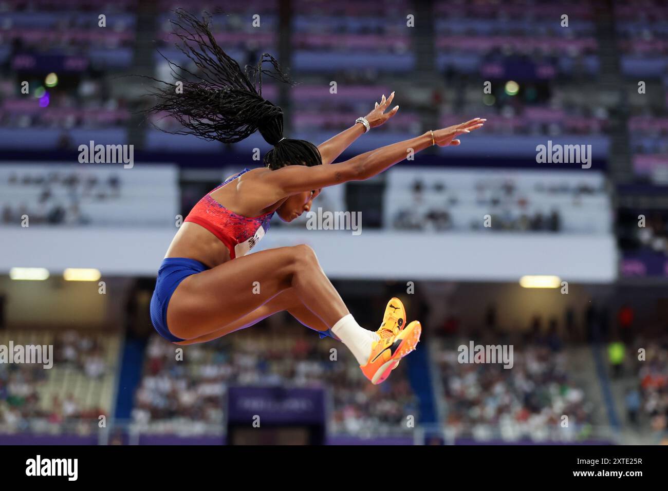 PARIS, FRANCE - 08 AOÛT : Tara Davis Woodhall de Team United States participe à la finale du saut en longueur féminin le treizième jour des Jeux Olympiques de Paris 2024 au stade de France le 08 août 2024 à Paris, France. © diebilderwelt / Alamy Stock Banque D'Images