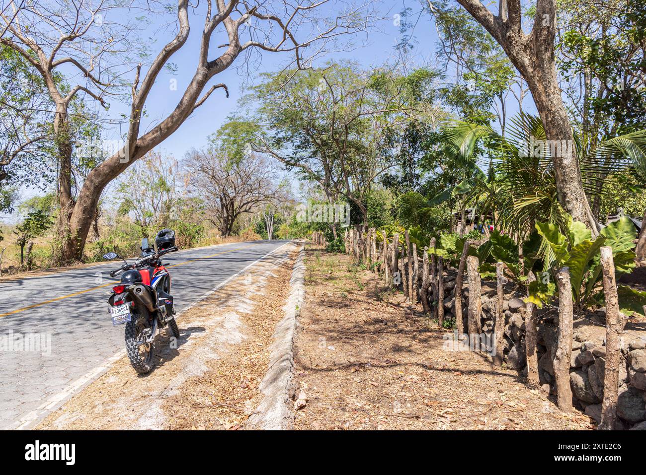 Ometepe, Nicaragua - 21 mars 2024 : aller-retour sur l'île d'Ometepe avec une moto dans le sud-ouest du Nicaragua en Amérique centrale Banque D'Images