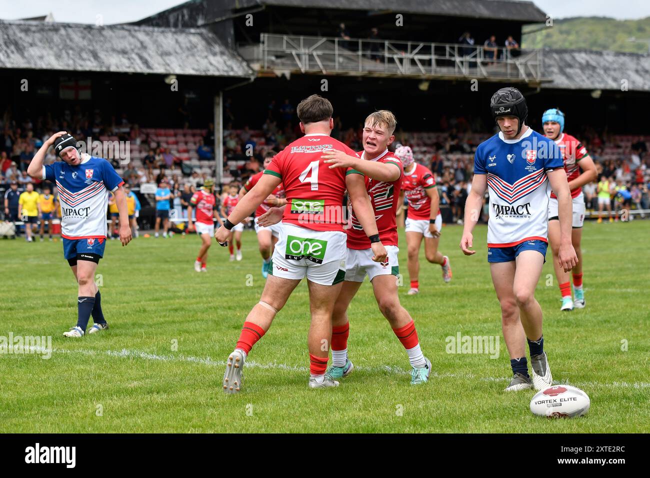 Neath, pays de Galles. 3 août 2024. Morgan Marozzelli, du pays de Galles, célèbre avoir marqué un essai avec son coéquipier Finlay Walker qui a été refusé pour une passe avant lors du match du championnat des moins de 16 ans de la Ligue de rugby des quatre Nations entre le pays de Galles et les England Community Lions au Lextan Gnoll à Neath, au pays de Galles, au Royaume-Uni, le 3 août 2024. Crédit : Duncan Thomas/Majestic Media. Banque D'Images