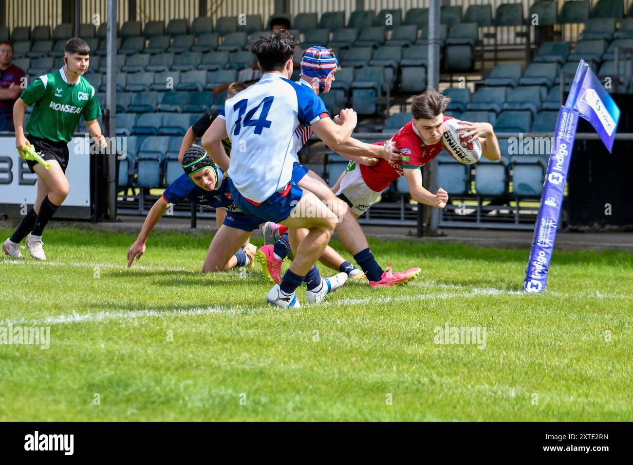 Neath, pays de Galles. 3 août 2024. Ralf Roberts, du pays de Galles, plonge pour la ligne d'essai lors du match du championnat des moins de 16 ans de rugby à XV entre le pays de Galles et les England Community Lions au Lextan Gnoll à Neath, au pays de Galles, au Royaume-Uni, le 3 août 2024. Crédit : Duncan Thomas/Majestic Media. Banque D'Images