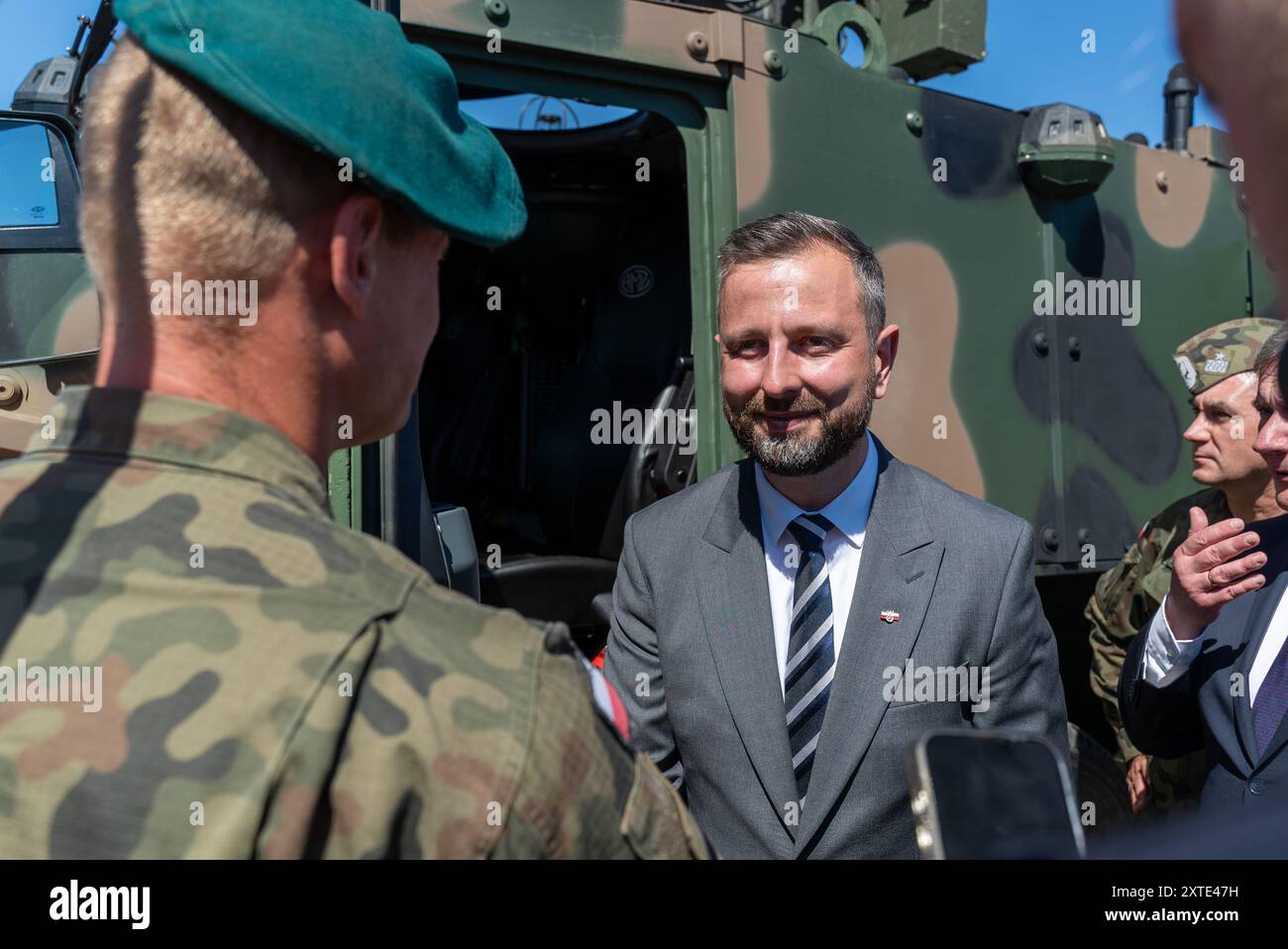 Wladyslaw Kosiniak-Kamysz (ministre de la Défense nationale) s’entretient avec un soldat de l’armée polonaise. La 1ère brigade blindée de Varsovie à Wesola, un contrat exécutif a été signé pour l'achat de véhicules blindés légers de reconnaissance 'Kleszcz'. La cérémonie de signature a été suivie par le ministre de la Défense nationale Wladyslaw Kosiniak-Kamysz, le chef de l'Agence d'armement Pawel Bejda, le général Artur Kuptel et le président de l'AMZ Kutno Dariusz Fabisiak. Le véhicule blindé léger de reconnaissance 'Kleszcz' a été développé dans le cadre du projet 'Light Armored reconnaissance transporter', cofinancé par le Centre national Banque D'Images