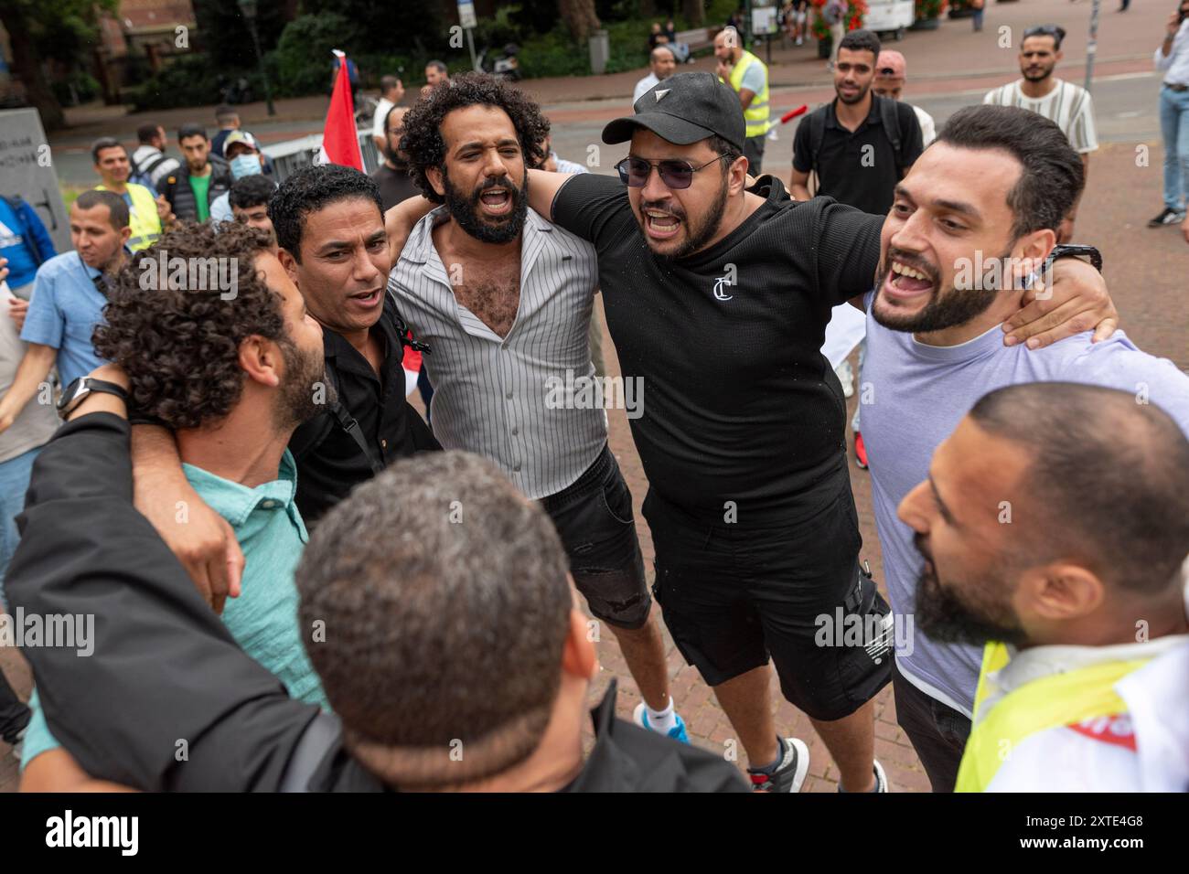 La Haye, Hollande méridionale, pays-Bas. 14 août 2024. Après les discours, un groupe d’hommes danse pour célébrer et commémorer les victimes du massacre de Rabaa. Le 14 août 2024, les manifestants se sont souvenus des 900 victimes du massacre de Rabaa à l'occasion de son 11e anniversaire. Entre 50 et 75 personnes ont tenu des banderoles et prononcé des discours devant la Cour internationale de Justice à la Haye. (Crédit image : © James Petermeier/ZUMA Press Wire) USAGE ÉDITORIAL SEULEMENT! Non destiné à UN USAGE commercial ! Banque D'Images