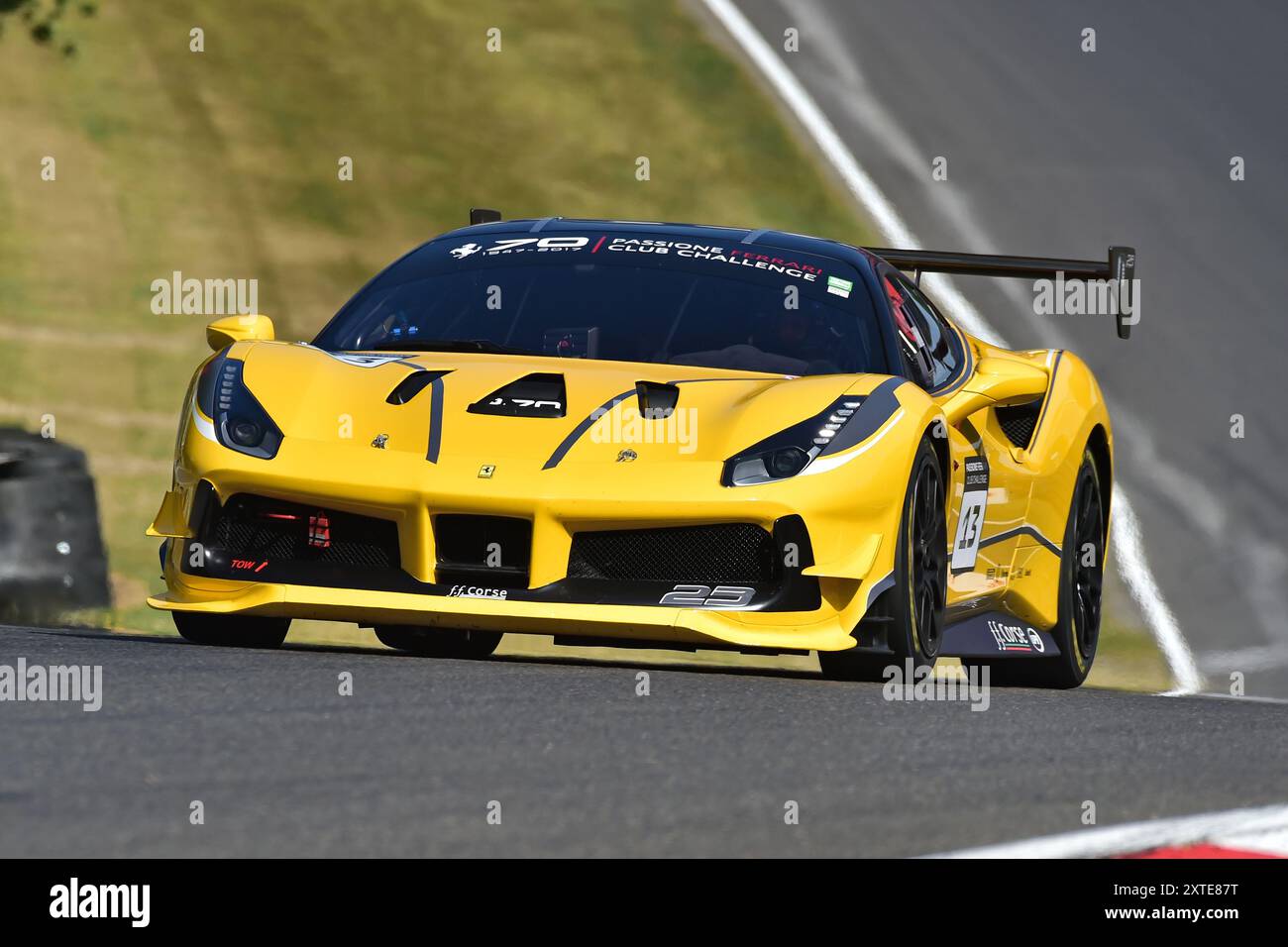 Tim Snowden, Ferrari 488 Challenge, Bell Sport Challenge Series, deux courses de 20 minutes, pour les pilotes gentleman, avec des voitures divisées en cinq groupes, un pour Banque D'Images