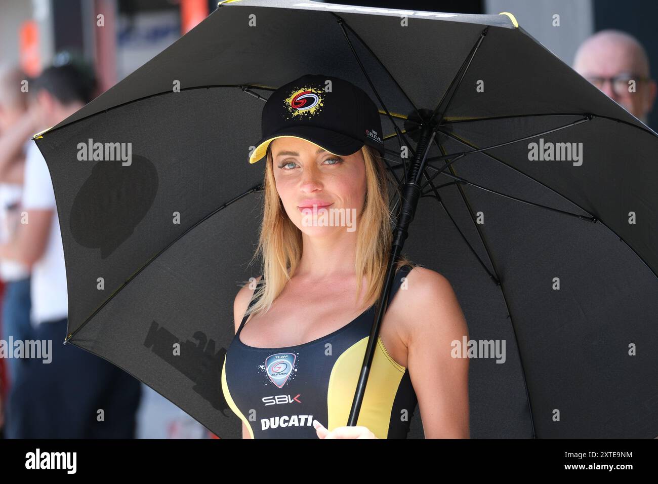 Umbrella Girl pose pendant le Championnat du monde FIM Motul Superbike - Round 04 - Emilia Romagna Round sur le circuit mondial Marco Simoncelli à Misan Banque D'Images