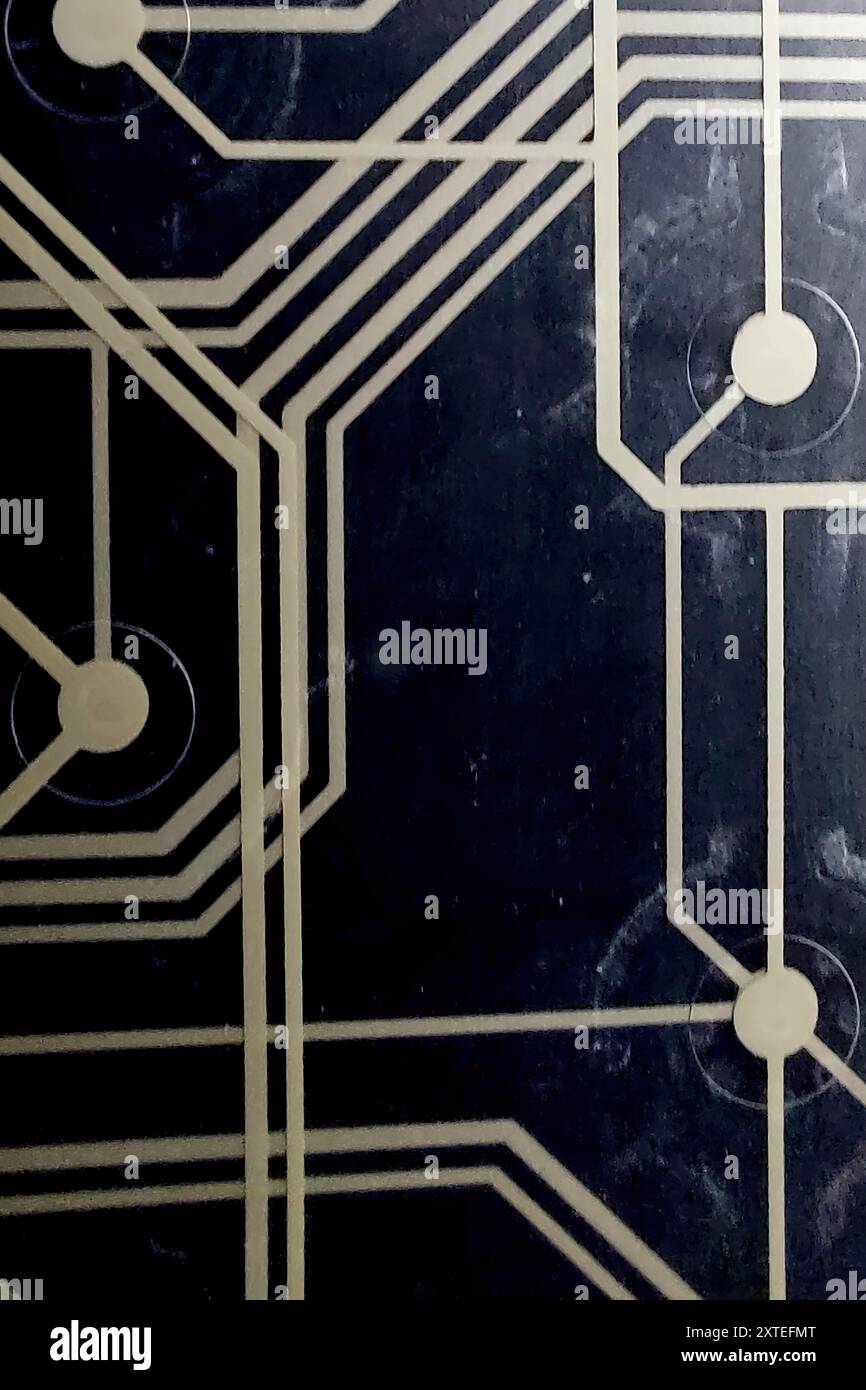 Vue détaillée d'une carte de circuit imprimé présentant des pistes de câblage imprimées sur fond noir, illustrant une conception électronique complexe. Banque D'Images