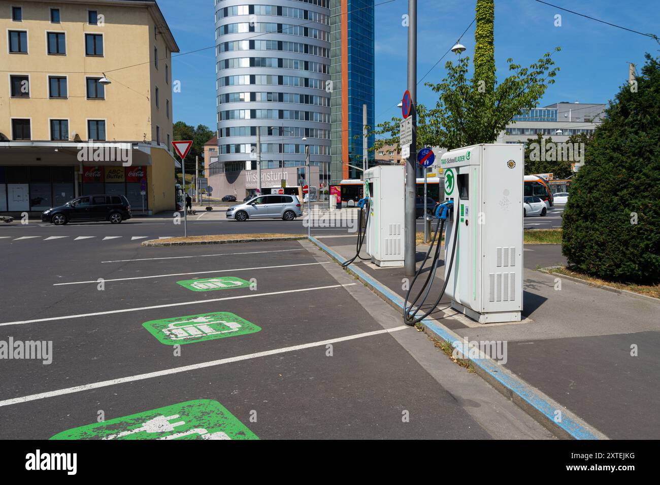 Linz, Autriche. 12 août 2024. Vue de la station de recharge de véhicules électriques sur un trottoir du centre-ville Banque D'Images