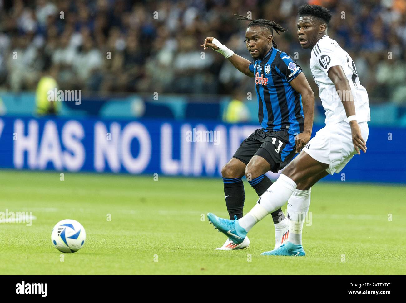 Stadion Narodowy, Varsovie, Pologne. 14 août 2024. UEFA Super Cup Football, Real Madrid contre Atalanta ; Ademola Lookman (Atalanta) a le ballon emporté par David Alaba (Real) crédit : action plus Sports/Alamy Live News Banque D'Images