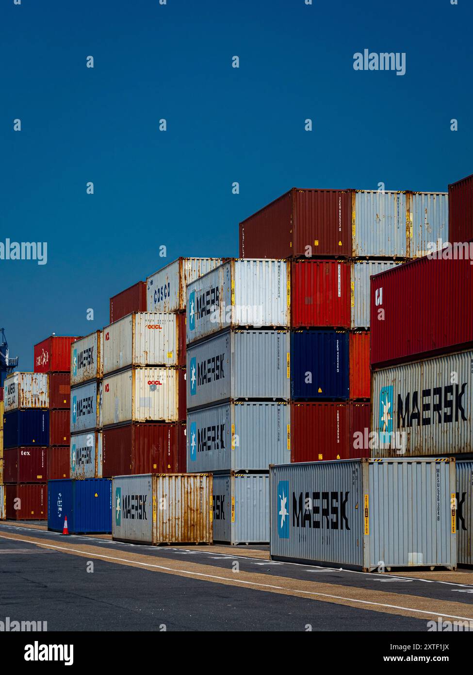 Chaînes d'approvisionnement mondiales - conteneurs empilés sur le quai du port de Felixstowe Royaume-Uni.Congestion de la chaîne d'approvisionnement mondiale. Banque D'Images
