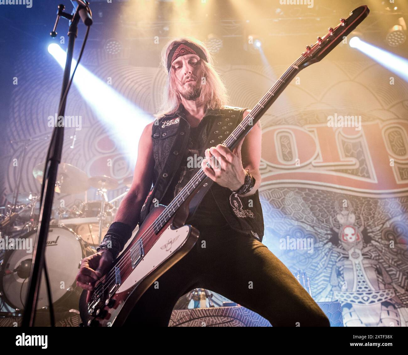 Olli-Pekka laine d'Amorphis jouant en live Banque D'Images