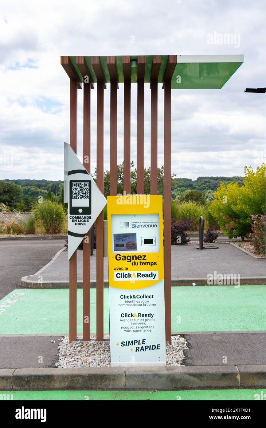 mcdonalds kiosque de service automatisé extérieur avec lecteur de code QR et instructions pour cliquer et collecter dans un parking. Banque D'Images