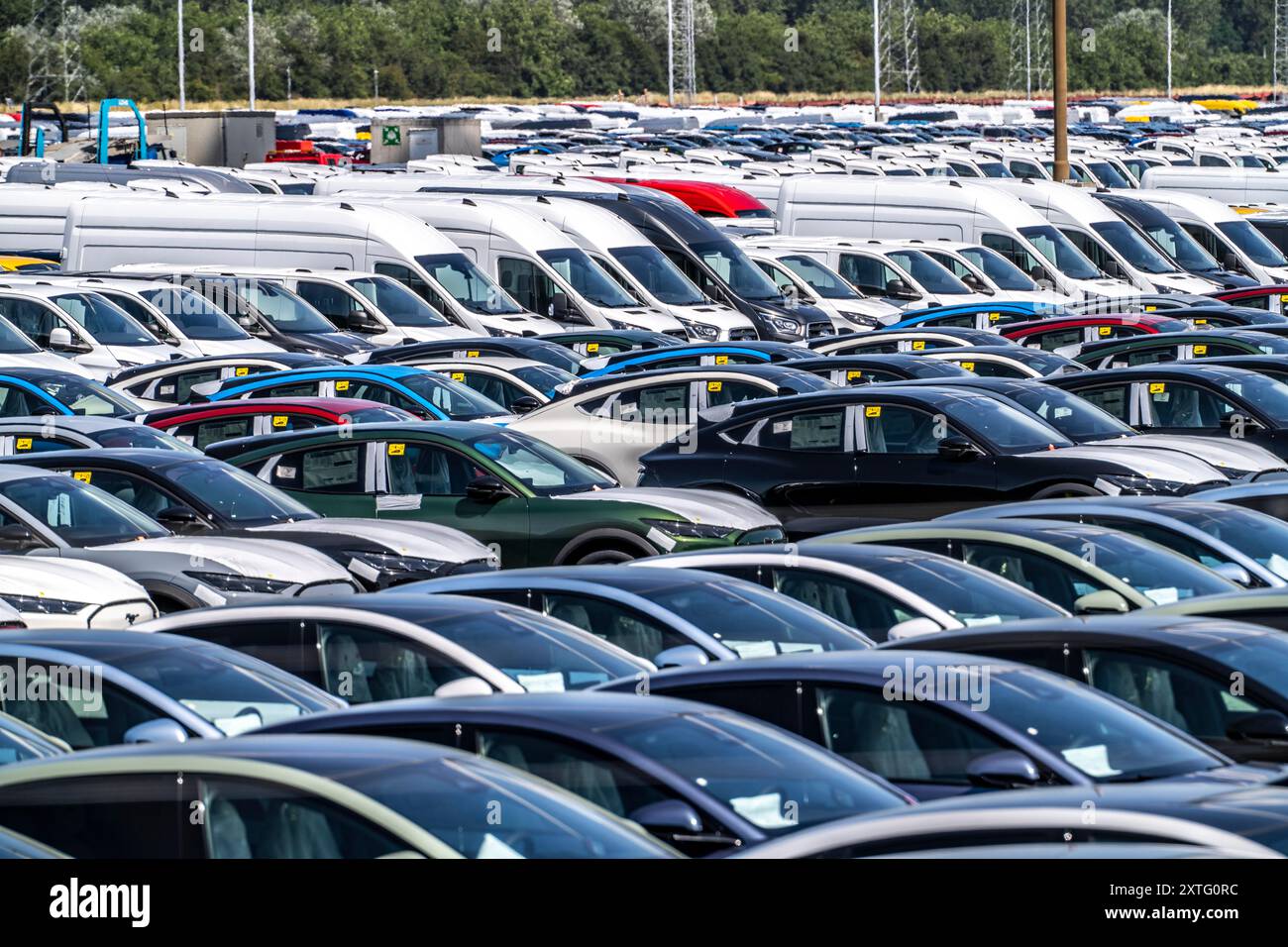 Zone de stockage pour les voitures neuves dans le port de Vlissingen-Oost, les véhicules sont temporairement stockés sur plus de 100 hectares pour les expédier de l'Europe au Royaume-Uni, pour Banque D'Images