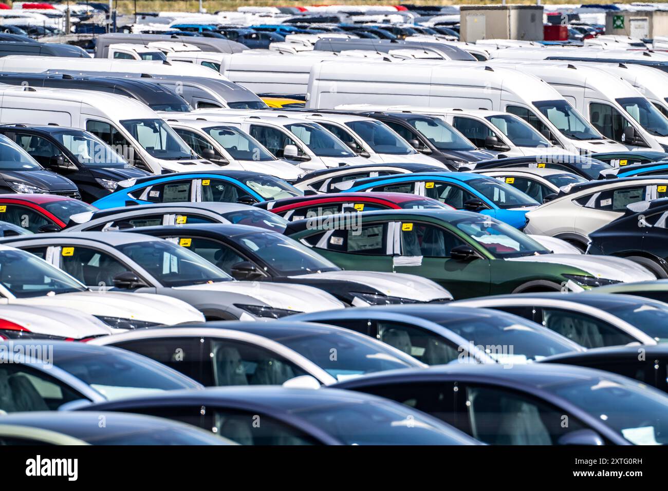 Zone de stockage pour les voitures neuves dans le port de Vlissingen-Oost, les véhicules sont temporairement stockés sur plus de 100 hectares pour les expédier de l'Europe au Royaume-Uni, pour Banque D'Images