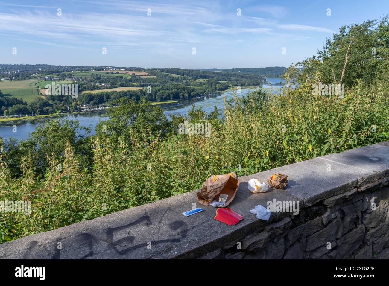 Aussichtspunkt Korte Klippe, oberhalb des Baldeneysee, in Essen-Heisingen, Müll, fastfood Verpackungen wurden hinterlassen ohne sie zu entsorgen, Essen, NRW, Deutschland, Baldeneysee *** Viewpoint Korte Klippe, au-dessus du lac Baldeney, à Essen Heisingen, déchets, emballages de restauration rapide ont été laissés sans être éliminés, Essen, NRW, Allemagne, lac Baldeney Banque D'Images