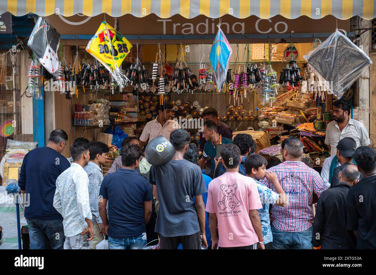 New Delhi, Inde. 14 août 2024. On voit des gens acheter des cerfs-volants dans un magasin de cerfs-volants bondé au Sadar Bazaar dans le vieux Delhi à la veille du jour de l'indépendance. Le vol de cerf-volant le jour de l'indépendance en Inde est devenu une tradition populaire, symbolisant la liberté, portant une signification historique, et offrant un spectacle visuel avec une importance culturelle. (Photo de Pradeep Gaur/SOPA images/SIPA USA) crédit : SIPA USA/Alamy Live News Banque D'Images