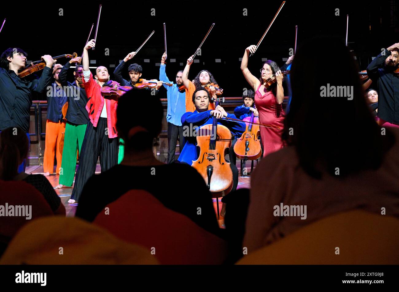 Édimbourg, Écosse, Royaume-Uni. 14 août 2024. Festival international d'Édimbourg : L'ensemble orchestral brésilien Ilumina se produit avec un petit public assis sur des poufs parmi eux, montrant à l'Usher Hall. Crédit : Craig Brown/Alamy Live News Banque D'Images