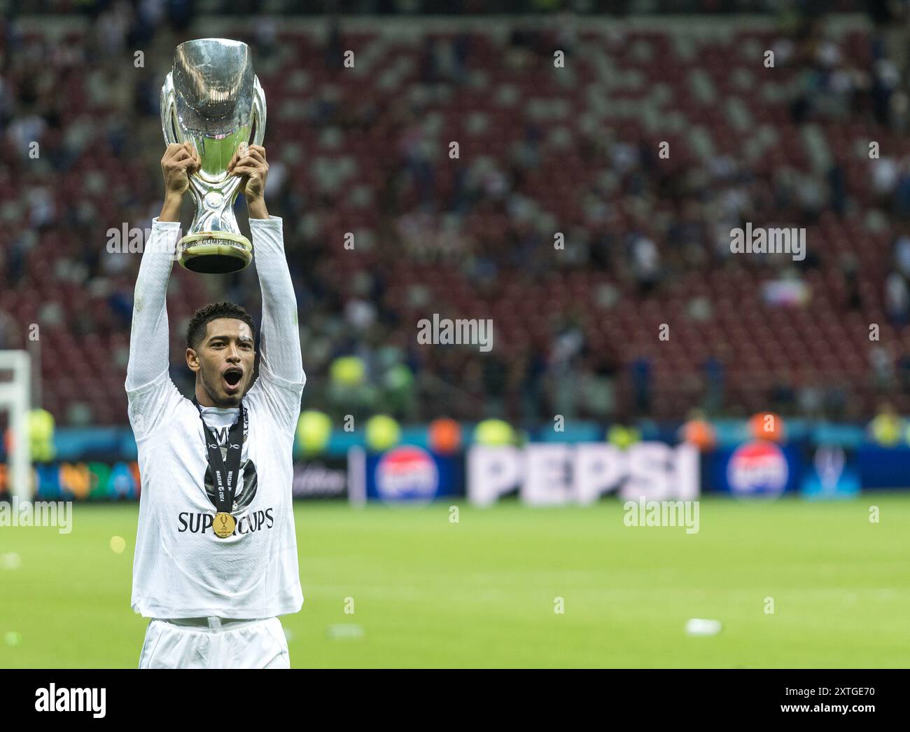 Stadion Narodowy, Varsovie, Pologne. 14 août 2024. UEFA Super Coupe de football, Real Madrid contre Atalanta ; Jude Bellingham (Real) remporte le trophée des vainqueurs en célébration de leur victoire de 2-0 crédit : action plus Sports/Alamy Live News Banque D'Images