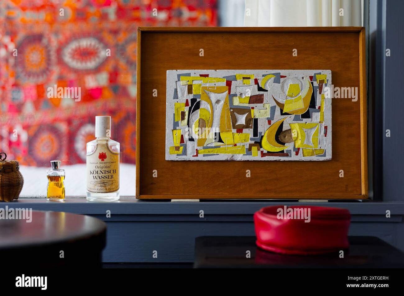 The Gropius House - Lincoln, ma - Nouvelle-Angleterre historique. Des œuvres d'art modernes décorent la salle de bain de la chambre principale de la maison inspirée du Bauhaus. Banque D'Images