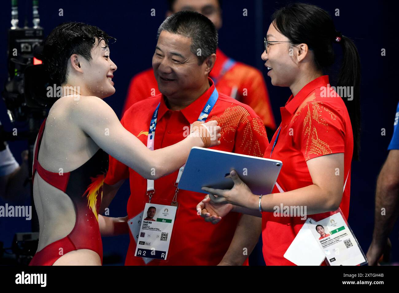 Yiwen Chen de Chine célèbre avec ses entraîneurs après avoir participé ...