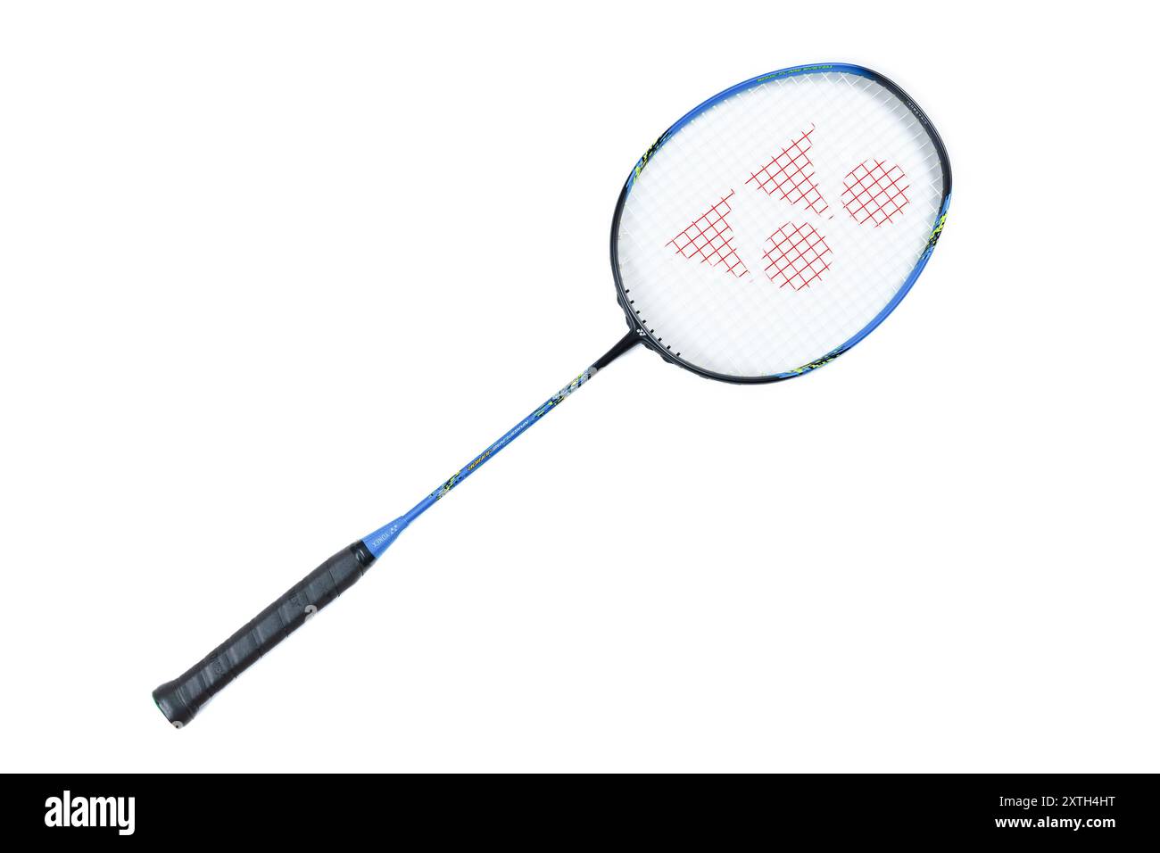 Zhongshan Chine-juillet 28, 2024 : toute nouvelle raquette de badminton Yonex sur fond blanc à composition horizontale. Banque D'Images
