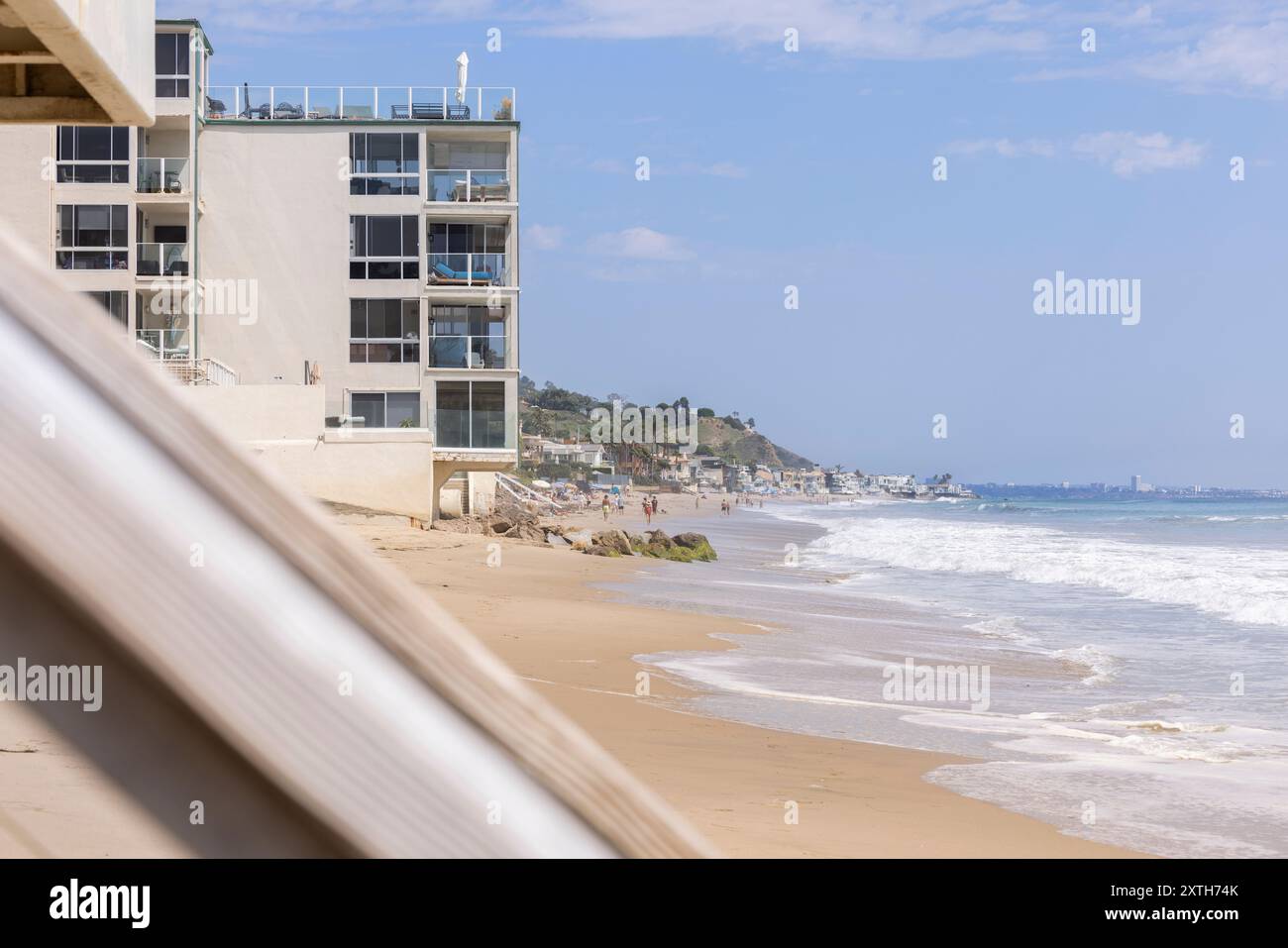 Les vagues de l'après-midi se jettent sur Carbon Beach à Malibu, Californie, États-Unis. Banque D'Images