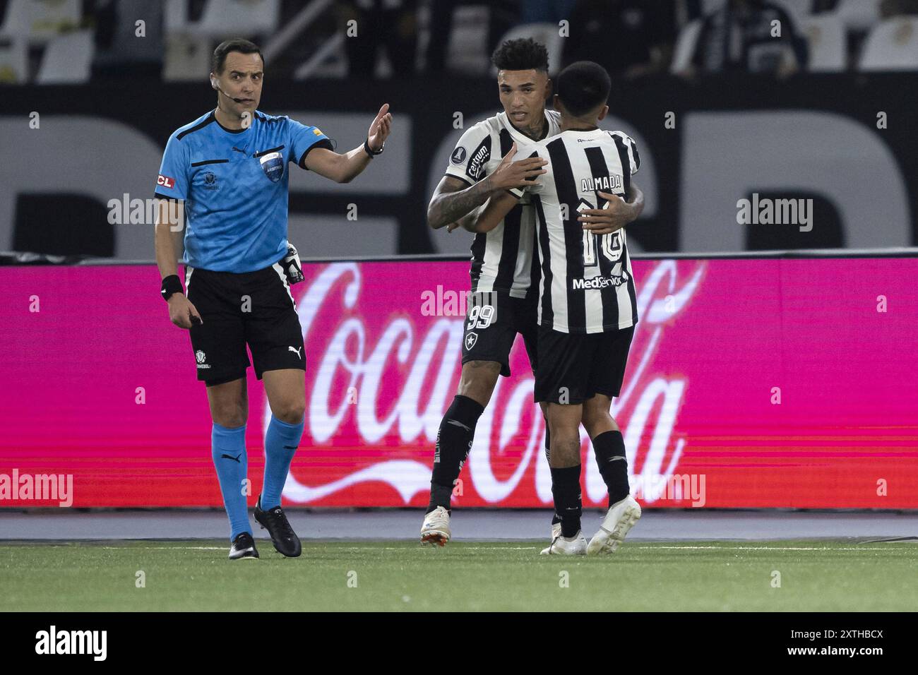 RJ - RIO DE JANEIRO - 08/14/2024 - 2024 LIBERTADORES CUP, BOTAFOGO x PALMEIRAS - Igor Jesus, Botafogo player, celebrates his goal with Thiago Almada, player of his team during the match against Palmeiras at the Engenhao stadium for the 2024 Copa Libertadores championship. Photo: Jorge Rodrigues/AGIF (via AP) Banque D'Images