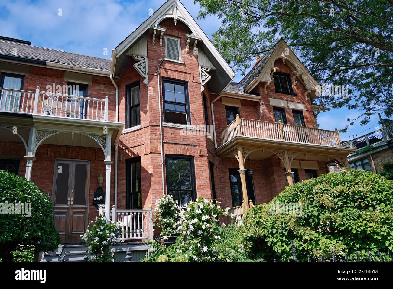 Vieilles maisons jumelées avec pignons Banque D'Images