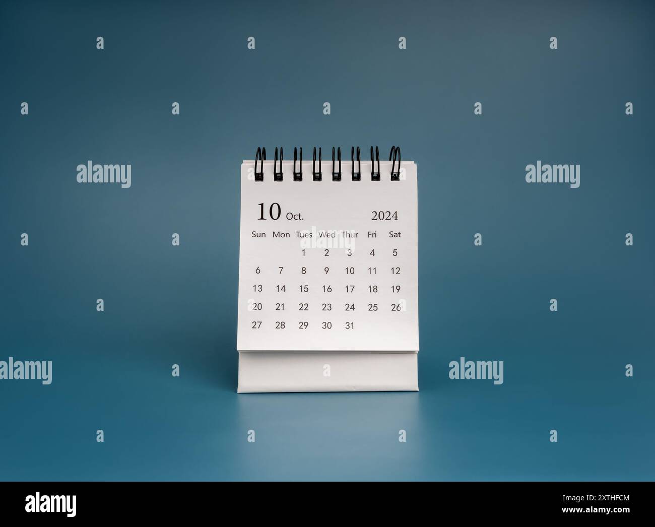 Vue avant de la page blanche d'octobre 2024, calendrier de bureau pour le plan et le rappel isolé sur fond bleu foncé. Simple petit calendrier minimal 10ème mois, Banque D'Images