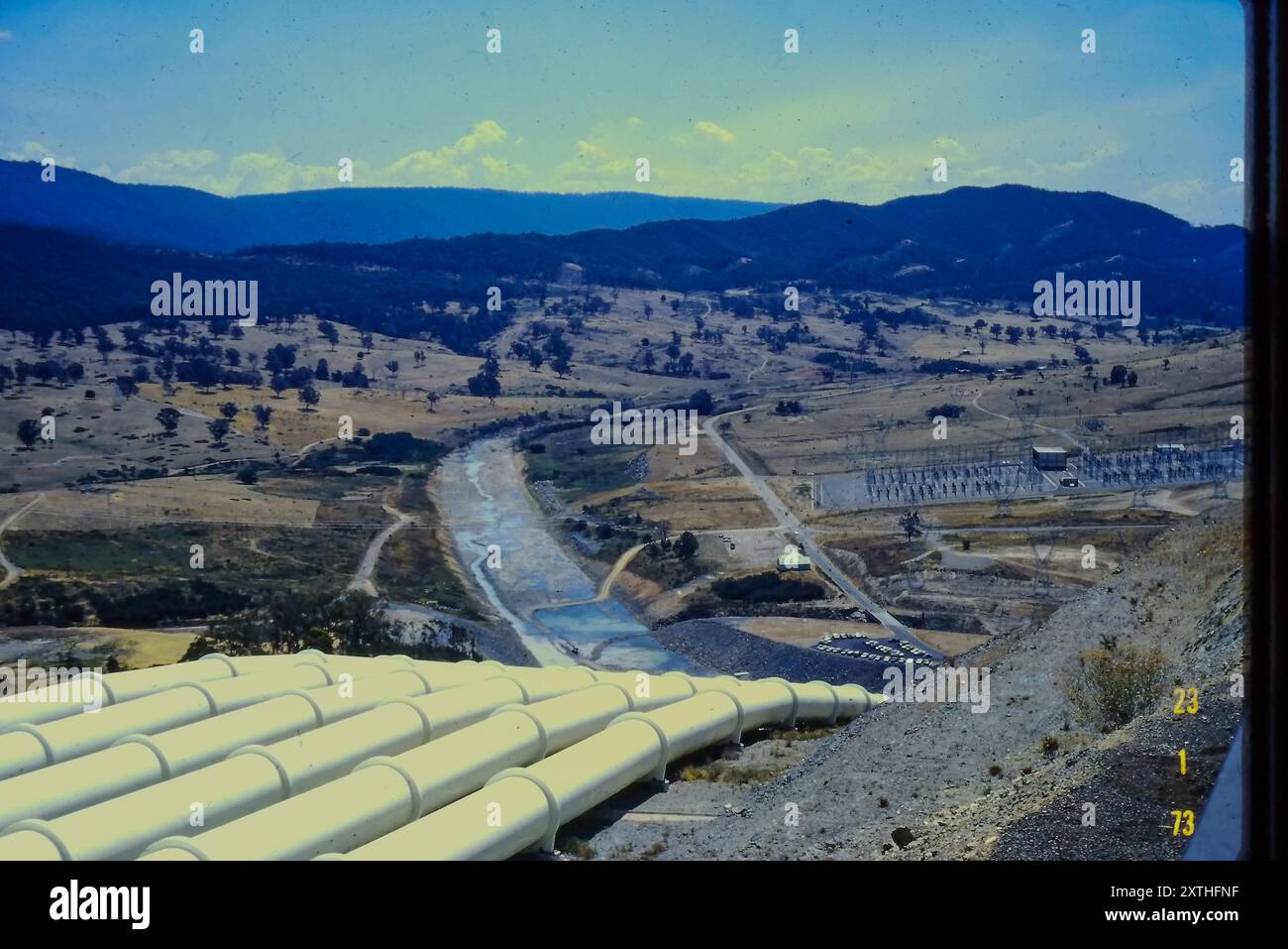 Vue historique des conduites de pression d’eau de tête allant du barrage de Talbingo à la centrale hydroélectrique de Tumut 3, l’eau est ensuite stockée à Jounama Pondage pour être pompée dans le barrage de Talbingo créant ainsi un approvisionnement hydroélectrique pompé Banque D'Images