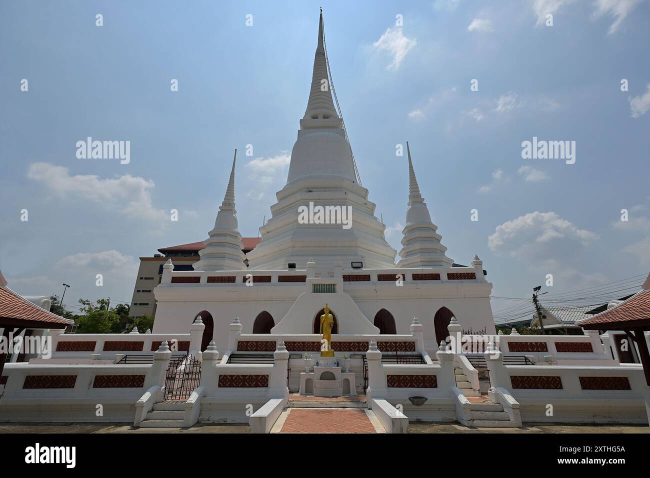 Le stupa Phra Maha chedi de 30m de haut à Wat Khemaphitaram Rajaworaviharn à Nonthaburi, Thaïlande, est dit abriter des reliques du Seigneur Bouddha Banque D'Images