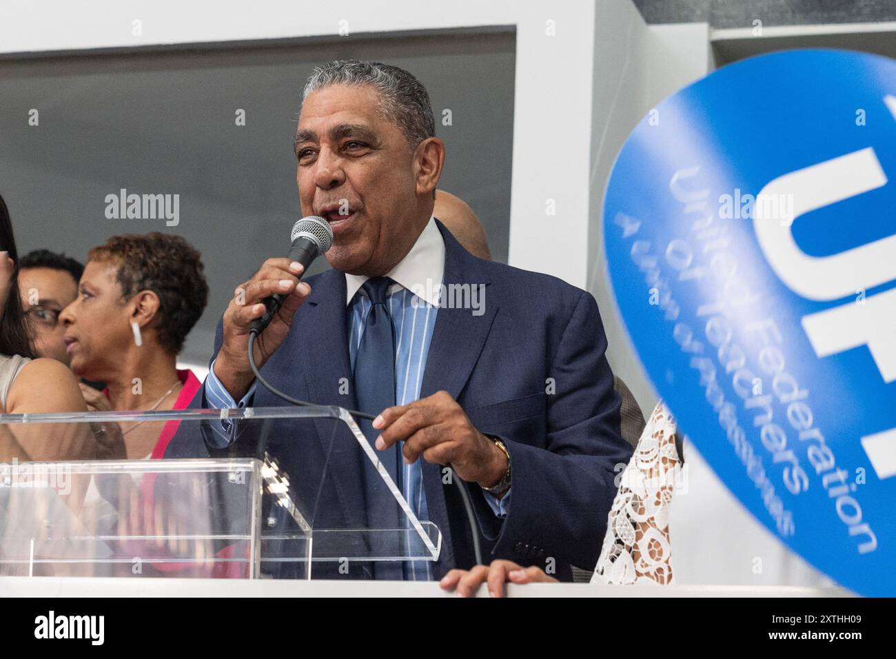 Adriano Espaillat, membre du Congrès, prend la parole lors d'un rassemblement en soutien à Kamala Harris pour la présidence à Unity Hall à New York le 14 août 2024 Banque D'Images