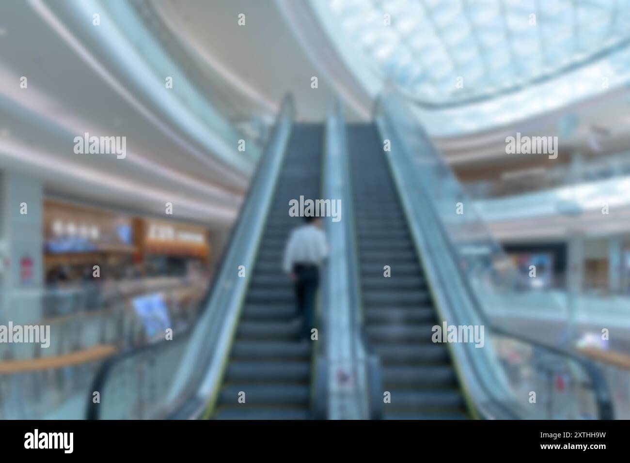 Image floue d'un escalier roulant dans un centre commercial moderne. Banque D'Images