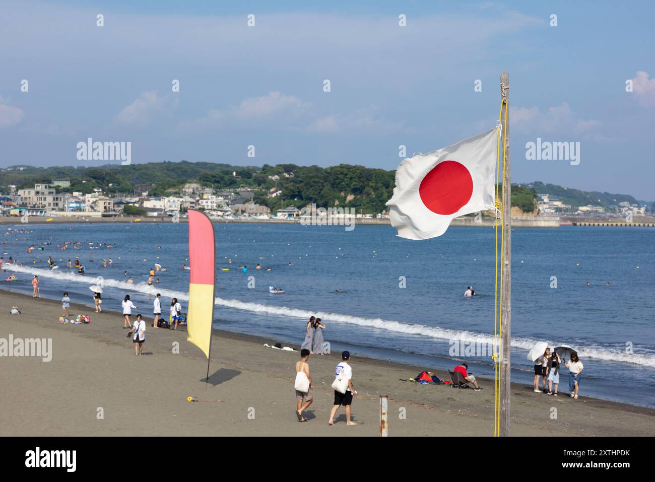 Enoshima, Japon. 08 août 2024. Le drapeau japonais flotte dans le vent sur la plage d'Enoshima par une journée d'été ensoleillée. (Photo de Stanislav Kogiku/SOPA images/Sipa USA) crédit : Sipa USA/Alamy Live News Banque D'Images