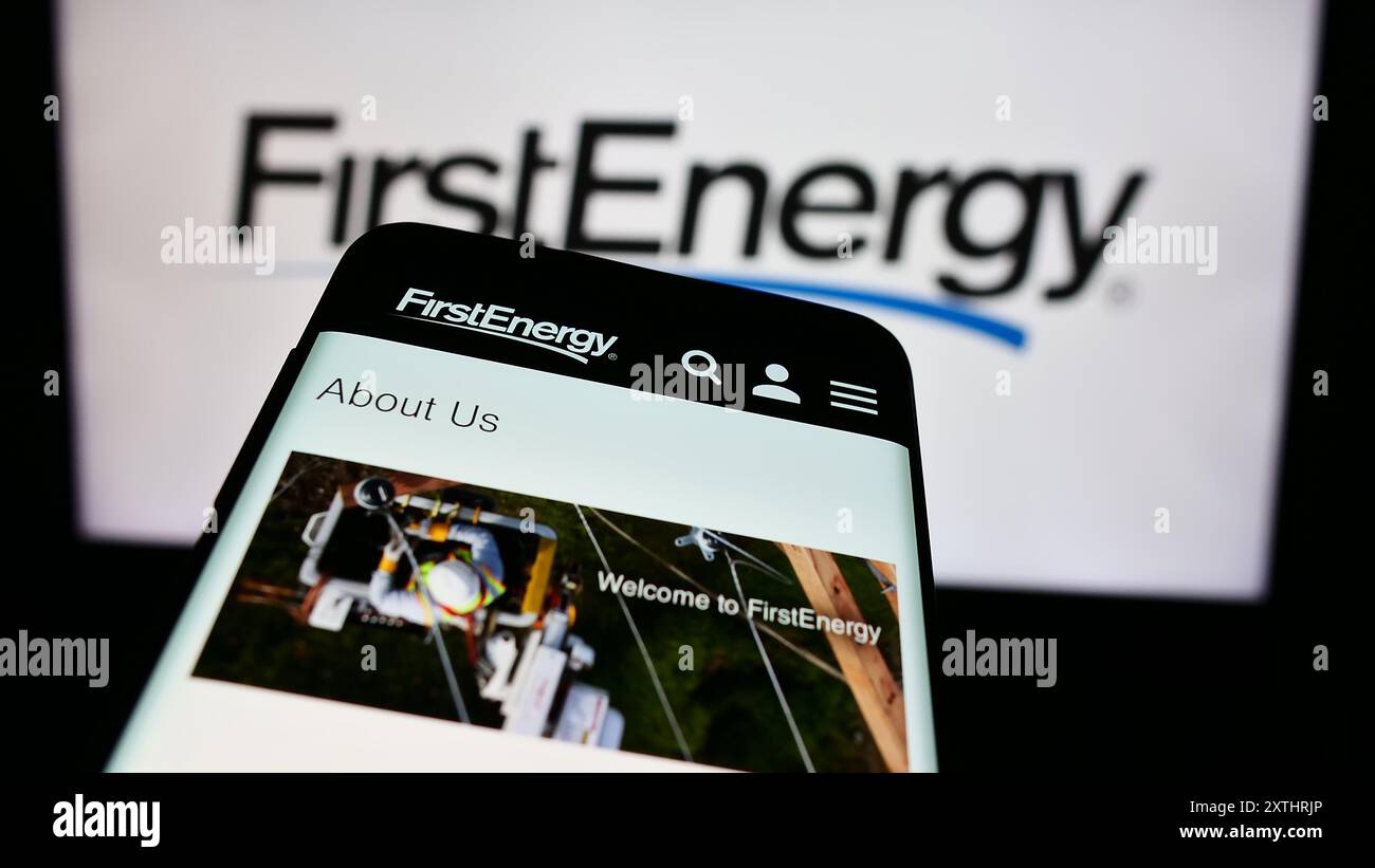 Téléphone portable avec le site Web de la société américaine de services publics d'électricité FirstEnergy Corp. devant le logo de l'entreprise. Concentrez-vous sur le coin supérieur gauche de l'écran du téléphone. Banque D'Images