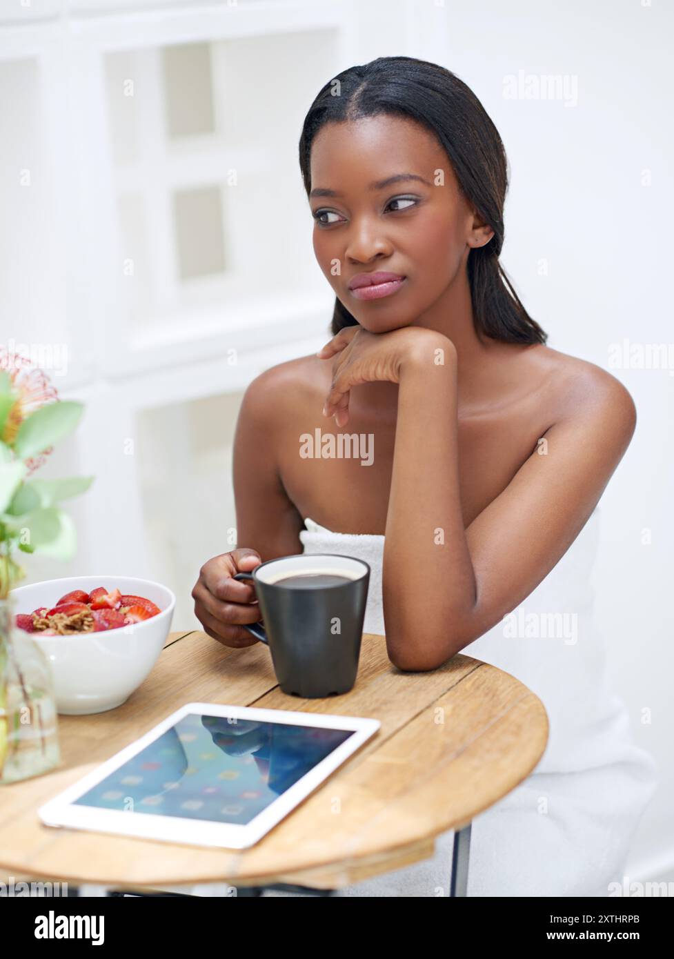 Femme noire, pensée et café à la maison pour le petit déjeuner, routine du matin et latte comme boisson chaude. Personne féminine, vision et boisson chaude à la maison comme Banque D'Images