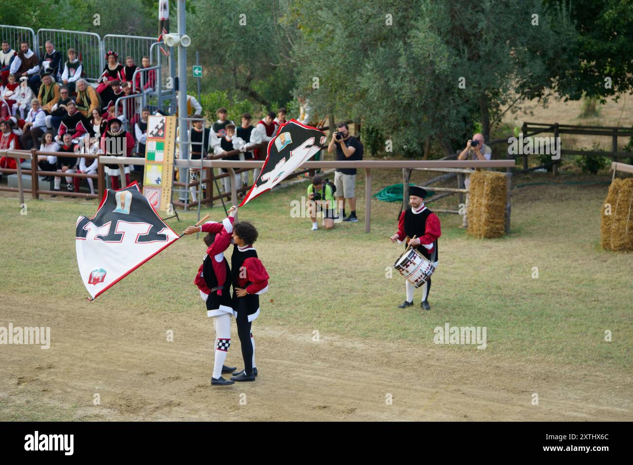 Compétition de drapeau-Wonder lors du tournoi de joutes au festival médiéval Giostra di Simone, Montisi, Montalcino, province de Sienne, italie Banque D'Images