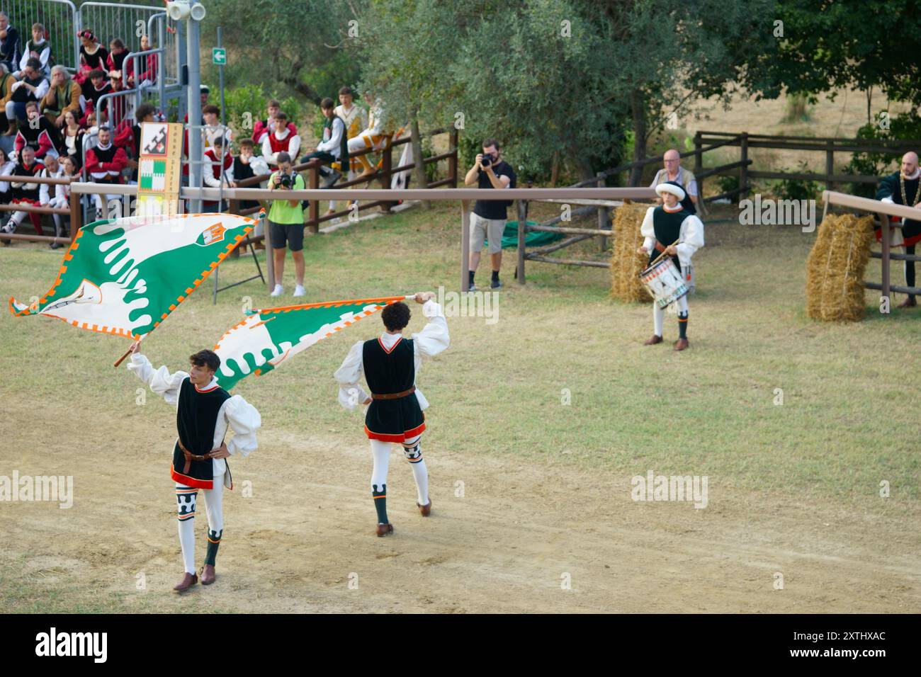 Compétition de drapeau-Wonder lors du tournoi de joutes au festival médiéval Giostra di Simone, Montisi, Montalcino, province de Sienne, italie Banque D'Images