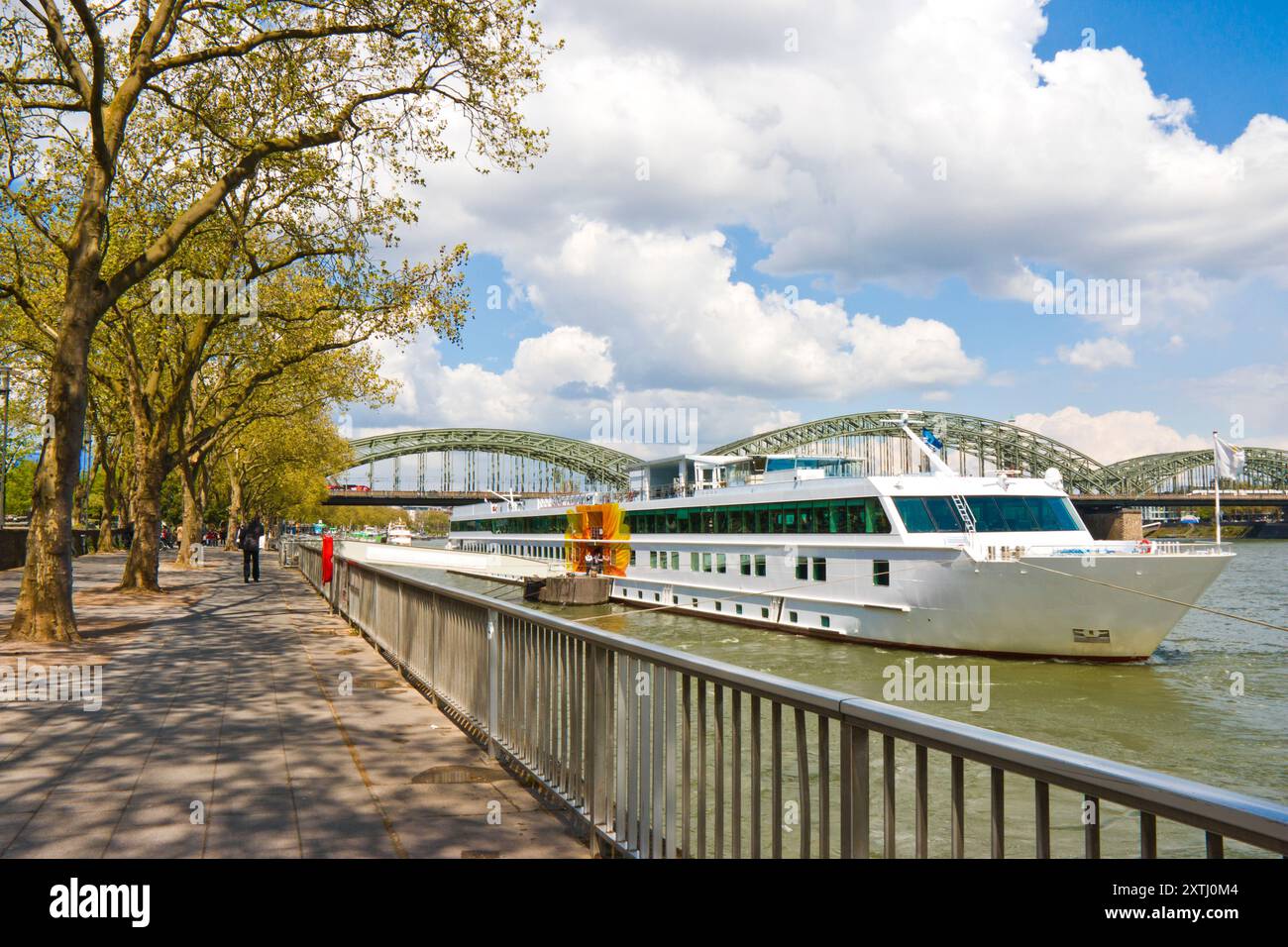 Vue le long du Rhin près du pont Hohenzollern dans la ville de Cologne, Allemagne. Banque D'Images