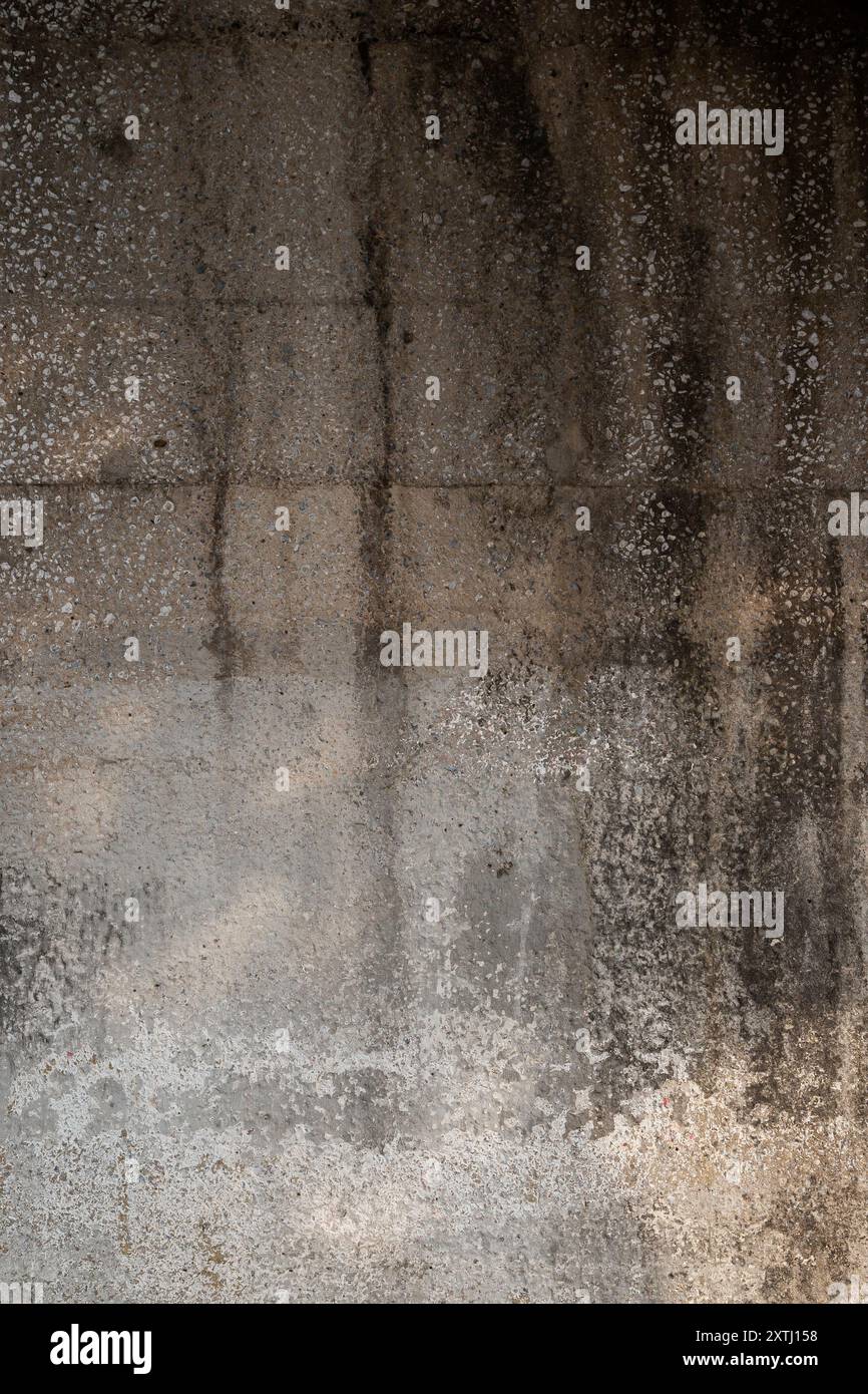 Vue de face du mur sale, altéré et uniforme. Fond grunge texturé plein cadre abstrait avec espace de copie. Banque D'Images