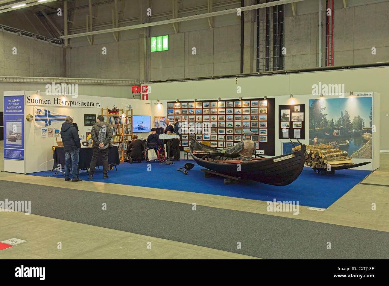 Pasila, Helsinki, Finlande – 14 février 2024 : département de foire Suomen Höyrypursiseura ry (Société finlandaise des bateaux à vapeur) dans le hall d'exposition. Banque D'Images