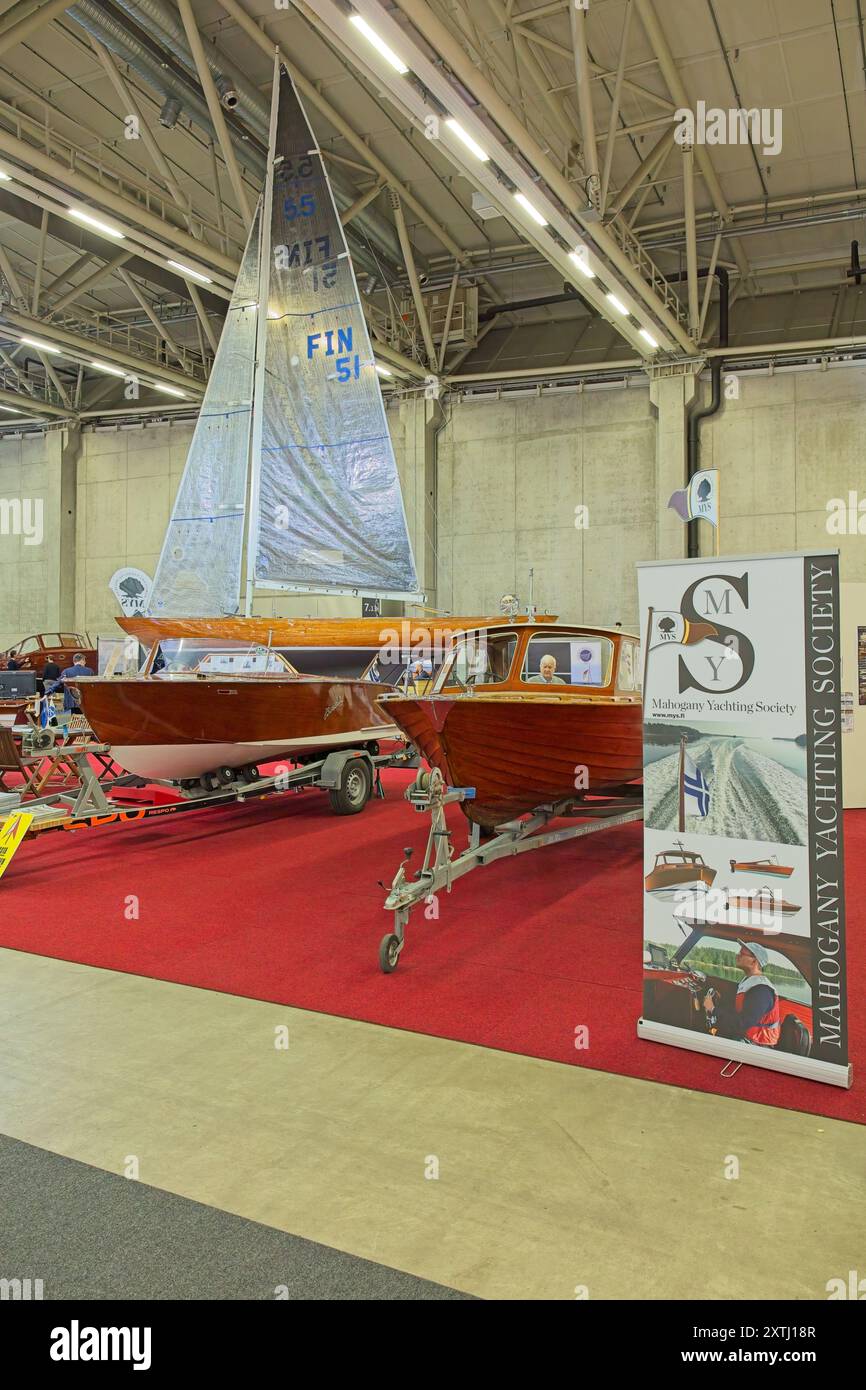 Pasila, Helsinki, Finlande – 14 février 2024 : le département de la foire Ahogany Yachting Society dans le hall d'exposition de la foire Vene – Båt (bateau) 2024. Banque D'Images