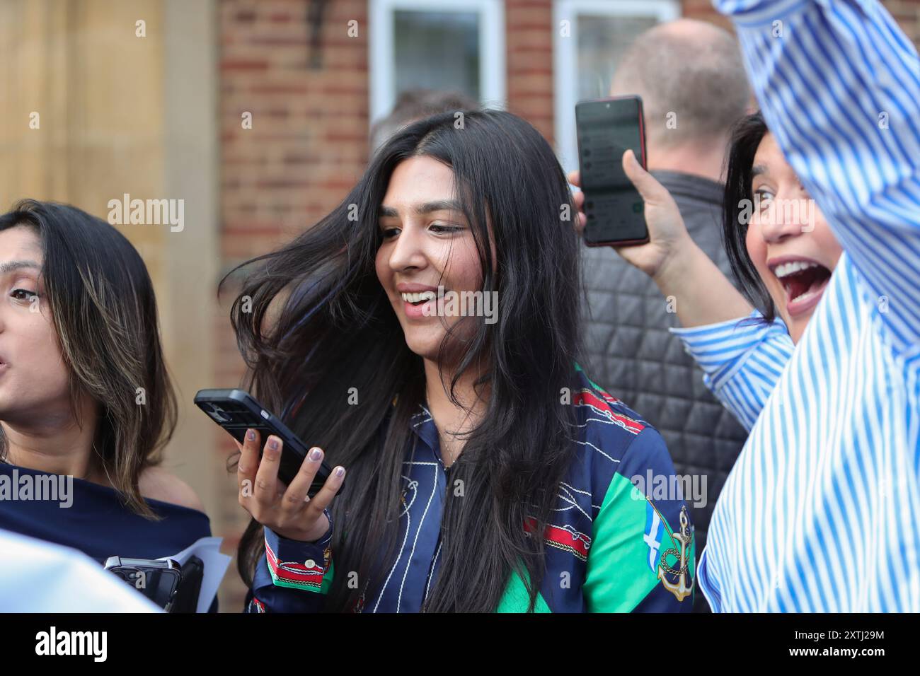 Birmingham, Royaume-Uni. 15 août 2024. L'étudiante Prish Jindal apprend qu'elle a trois étoiles et un résultat à King Edward VI High School for Girls, une école indépendante à Edgbaston, Birmingham. Crédit : Peter Lopeman/Alamy Live News Banque D'Images