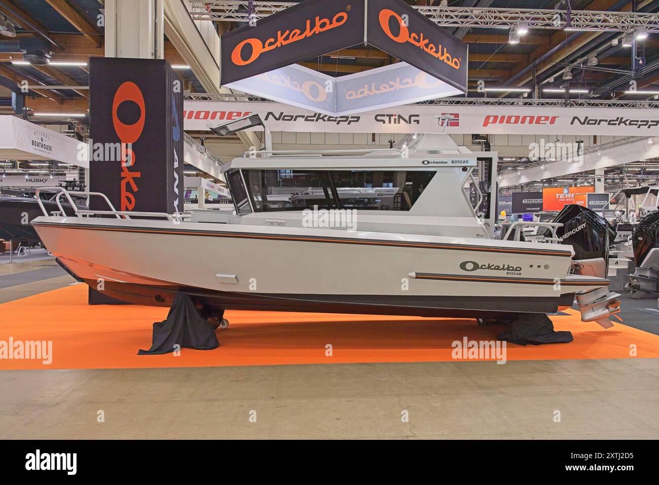 Pasila, Helsinki, Finlande – 14 février 2024 : le bateau Ockelbo B25CAB exposé au salon Vene – Båt (Boat) 2024 au Messukeskus Helsinki. Banque D'Images