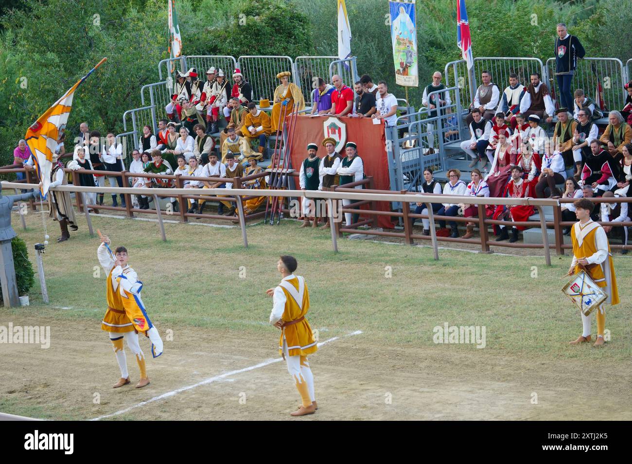 Compétition de drapeau-Wonder lors du tournoi de joutes au festival médiéval Giostra di Simone, Montisi, Montalcino, province de Sienne, italie Banque D'Images