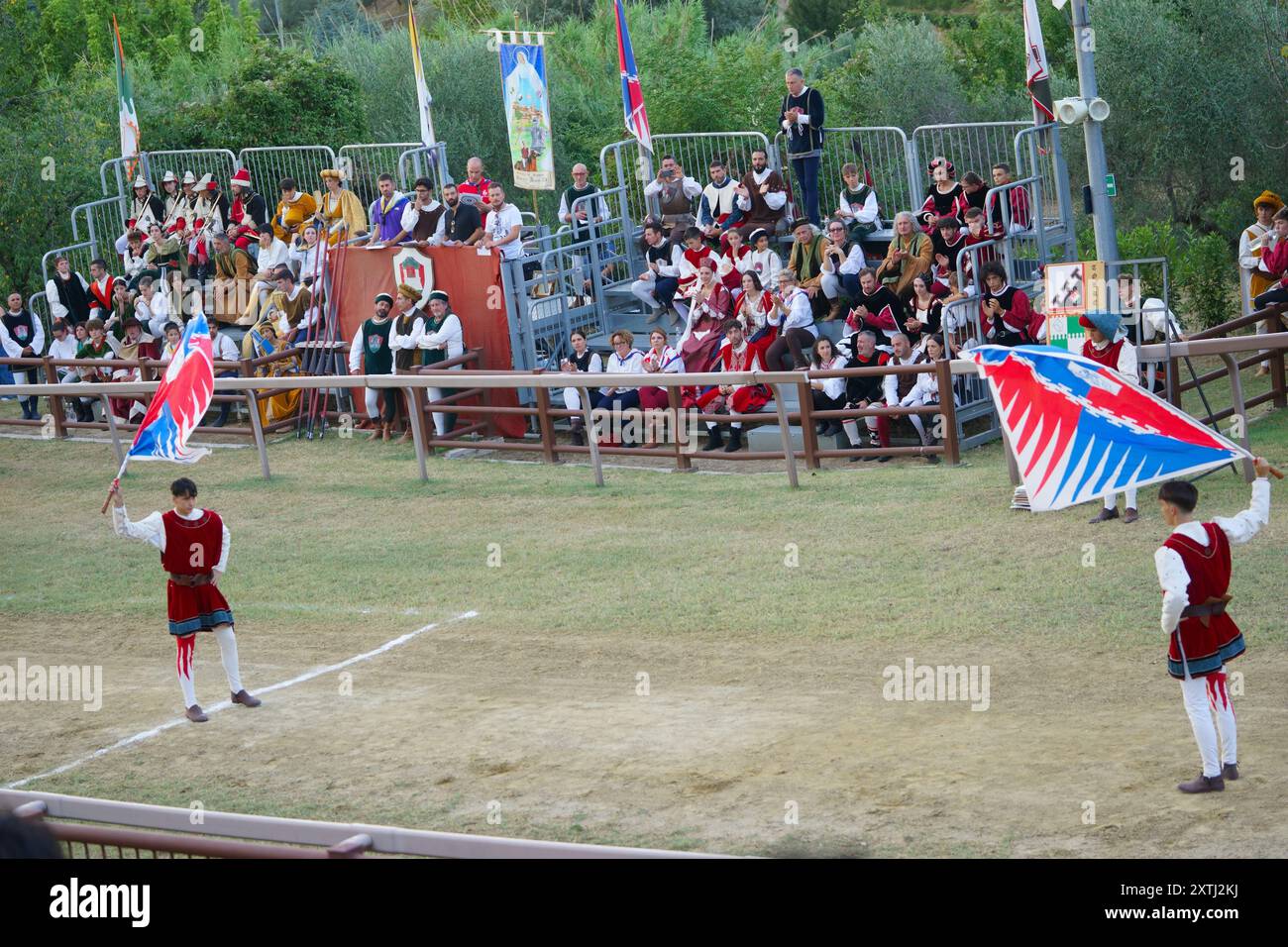 Compétition de drapeau-Wonder lors du tournoi de joutes au festival médiéval Giostra di Simone, Montisi, Montalcino, province de Sienne, italie Banque D'Images